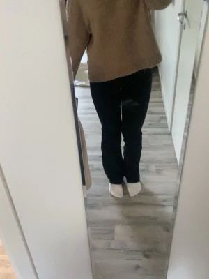 Svarta jeans med rak passform - Säljer ett par svarta jeans med rak passform och klassisk design. Jeansen har låg midja och är gjorda i denim. 