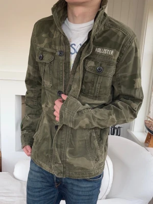 Camouflage fieldjacka från Hollister - Modell: 182cm, 72kg. Passar perfekt 