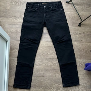 Nudie jeans - Nudie jeans i svart (Black Steel). Modell är solid ollie och de är inköpta på NK i somras, inte använda sen dess. W30 L30. Nypris 1800, skriv vid funderingar!
