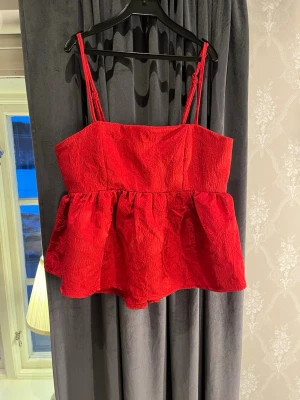 Röd Pupelumtop  - Jättefin röd Pupelumtop i Stl S. Aldrig använd. 