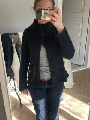 Svart kofta med hög krage och knappar - Jättefin svart kofta med snygga knappar 