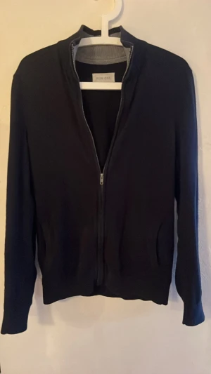 Pier one full zip - Svart pier one full zip i mycket bra skick. 