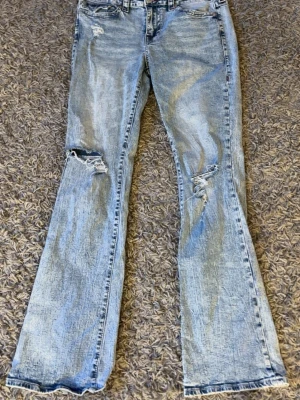 True religion - Pris går att diskutera!Säljer ett par ljusblå bootcut jeans från True Religion. Jeansen har klassiska bakfickor med broderad logga och är tillverkade i denim. Dom är mid waist men inte så mycket 