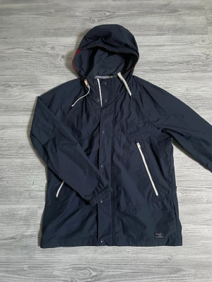 Abercrombie & Fitch Windbreaker  - Tja säljer nu denna feta marinblåa windbreakern i storlek M ifrån Abercrombie & Fitch för endast 599kr! Skriv i dm vid funderingar! Priset är ej hugget i sten🙌
