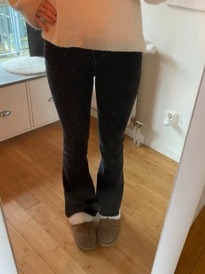 Svarta bootcut jeans från Gina Tricot - Säljer ett par bootcut jeans från Gina Tricot i off black. Använda flitligt så finns lite slitningar men fortfarande fina
