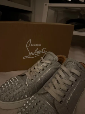 Glittriga silvriga sneakers Louboutin - Säljer mina coolaste skor från Christian Louboutin eftersom dom inte riktigt används längre. De är silver glitter med silvriga nitar. Inga nitar har ramlat av men dem är ändå använda om man kollar på sulan osv men inget som märks. ✨