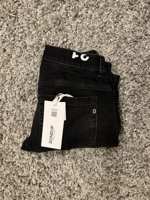 Dondup Jeans ”George” Nyskick - Ett par Dondups i nyskick använda några enstaka gånger med tags och kvitto kvar. 