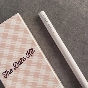 CAIA läppenna Cortado brun - Läppenna formad som ett litet hjärta från CAIAs date kit. I färgen Cortado. Aldrig använd