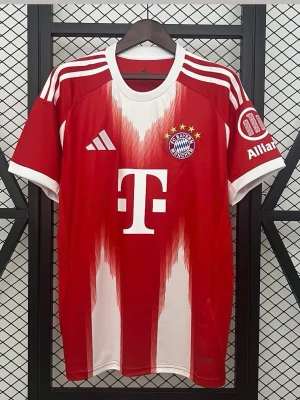 Bayern München matchtröja - Snygg Bayern München matchtröja från Adidas i rött och vitt med klubbmärke och sponsorer på bröstet. Tröjan har korta ärmar, rund hals och klassiska Adidas-ränder på axlarna. Perfekt för fotbollsträning eller att bära till vardags.  Finns i olika storlekar!!! Pris kan diskuteras!!!