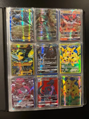 Pokémon GX holografiska samlarkort - Nio Pokémon GX-kort. Perfekt för dig som vill utöka din Pokémon-kortsamling. 900 kr för alla kort men priset för ett kort kan diskuteras.