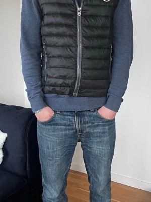 Colmar väst - Svart colmar väst med en väldigt neutral passform jag är 178 och sitter rätt så bra                     Skriv för mer info