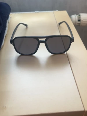 Svarta solglasögon - Helt nya