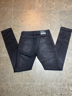 Nudie Jeans - Tja, säljer dessa feta Nudie jeans, då jag inte kan ha dom längre. Storleken är 32L och 29W. Priset är inte hugget i sten! 🪨 