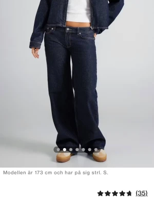 Junkyard vida jeans - Säljer ett par mörkblåa jeans med låg midja. Jeansen är i storlek S men är ganska stora i storleken. Jeansen har klassisk femficksdesign och är gjorda i kraftigt denimtyg. Säljer för att de var för stora för mig☺️Perfekta för dig som gillar en avslappnad och trendig look🤍🥰 Hör av dig för fler bilder/detaljer eller frågor💕 Kan diskutera pris