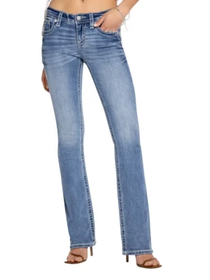 Ljusblå bootcut jeans från miss me - Säljer ett par ljusblå bootcut jeans från Miss Me med snygga broderade detaljer och dekorationer på bakfickorna. Jeansen har låg midja, klassisk femficksmodell och är tillverkade i stretchig denim för skön passform.