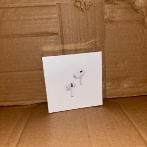 AirPods Pro 3 - Nya Apple AirPods Pro (3rd generation) med MagSafe-laddningsetui. Oöppnad originalförpackning. Aktiv brusreducering, transparensläge och trådlös laddning. Perfekt för musik, samtal och träning. Passar iOS-enheter, Apple Watch och Mac. Se kvitto