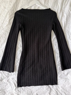 Svart långärmad klänning - Svart långärmad klänning med boatneck och vida armar från missguided, använd 1 gång 🤍