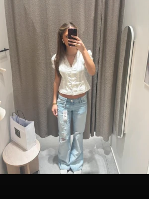 Ljusblå bootcut loose jeans - Säljer dessa populära jeans från Gina då de inte riktigt passade, endast använt någon gång💕 i petite modellen, passar någon som är ca 160 och längre 