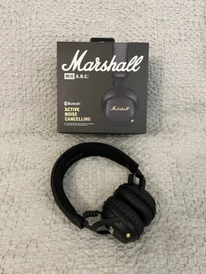 Marshall Hörlurar- Mid ANC - Säljer dessa Marshall Mid ANC hörlurar  Skicket är mycket bra, möjligtvis små tecken på användning på hörlurarnas yttre  (Hörlurarna funkar som när de köptes nya)  Allt som tillhör hörlurarna kommer med: (Fodral, två sladdar och original förpackning)  Hör av dig för fler bilder eller med frågor 📬