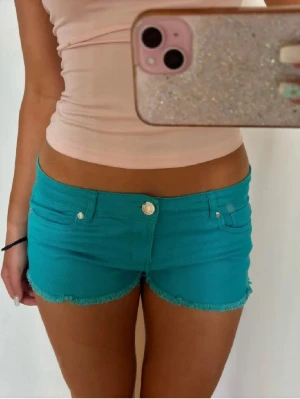 Lågmidjade turkosa shorts - Såå snygga Lågmidjade turkosa shorts! Midjemått rakt över: 35,5. Jag är 168 och det är mina bilder, köp via köp nu direkt eller Swish, kvar tills markerad som såld 💖 