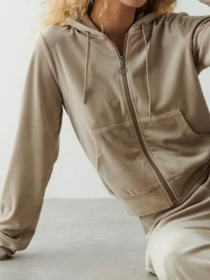 Beige hoodie med dragkedja - Mjuk beige hoodie med dragkedja framtill, fickor och huva med snören. Långärmad modell med ribbade muddar och avslappnad passform. Perfekt för en chill och bekväm stil. Använt fåtal gånger i mycket fint skick. 