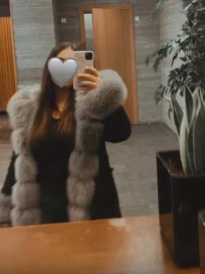 Grå pälsjacka  - Svart jacka med grå äkta päls. Jackan är som ny endast använd 1-2 gånger.  Storlek L men sitter som en M!!