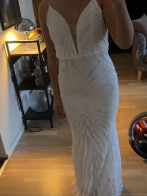 Vit långklänning med öppen rygg - Jätte vacker balklänning, säljer då jag ska ha en annan☺️. Nypris 2500kr.