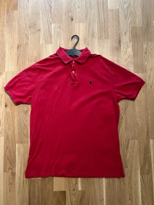 Ralph Lauren Piketröja - Ralph Lauren pikétröja för män.   Skick: Nyskick, använd fåtal gånger.  Storlek: L men passar även M.  Elegant tröja med en fin färg.  Hör av dig vid intresse/funderingar.  PRIS KAN DISKUTERAS!