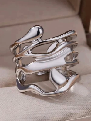 Silvrig abstrakt ring i metall - Cool och unik ring, den är silver pläterad. Perfekt för dig som gillar moderna och kreativa accessoarer. Den är justerbar också så att det kan passa alla!!!