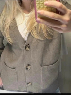 Brun hm kofta - Skotsnygg brun kofta från hm! Säljer då jag inte använder längre, skriv vid frågor😊