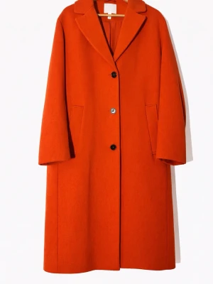 H&M orange kappa – stl XL – nästan ny (nypris ca 900 kr) - Snygg oversized orange rock med klassisk krage och två knappar framtill. Rocken har raka ärmar, två fickor och ett bälte bak för extra stil. Tillverkad i ullmaterial som håller dig varm och trendig under kalla dagar soppar du looken med denna statement piece.