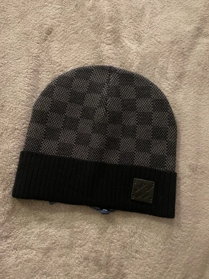 Svart rutig loggad mössa - Svart rutig loggad mössa