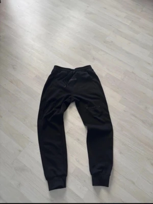Essential byxor svart - Snygg Essential byxor som är j fint skick. Skriv om du har fråga