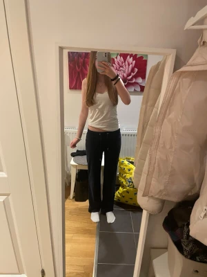 Marinblåa mjukisbyxor från Gina Tricot - Säljer ett par velour mjukisbyxor i marinblå färg från Gina tricot i mycket bra skick! Storlek Xxs. Hör av dig om du har frågor💕