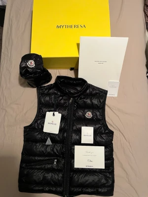 Moncler Gui Väst - Säljer denna nästan splitter nya Gui västen. Den är köpt på Mytheresa och allting medföljer utom boxen. Den är i toppskick utan några skador. I sista bilden finns dubbelgaranti på att den är äkta✅ Hör av dig vid fler frågor och funderingar🙌