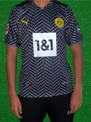 Dortmund Tröja, Haaland#9, Storlek XL - Helt ny, högkvalitativ replika. Modellen är 175 cm lång och bär storlek S på bilden. Pris: 349 kr. Leverans: Skickas inom 24 timmar. Notera: Begränsat antal- först till kvarn 