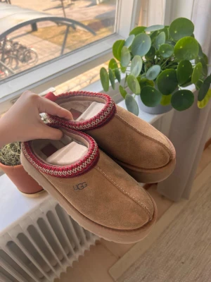 UGG Tasman storlek 37 & färgen chestnut - Säljer mina fina UGG Tasman i storlek 37. Använda i en säsong bara. Inköpta för 1650kr.  