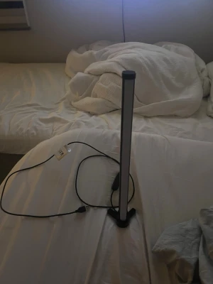 Svart och silver LED-lampa - Säljer en smal och avlång LED-lampa i svart och silver med USB-kabel. Lampan har en stabil fot och är perfekt för skrivbord eller nattduksbord. Modern design och enkel att använda, passar bra för att ge extra ljus där det behövs.