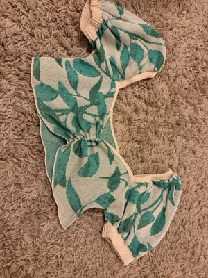 Grönmönstrad croppad bolerotopp Zara - Superfin croppad bolerotopp från Zara med grönt bladmönster på beige botten. Storlek S 