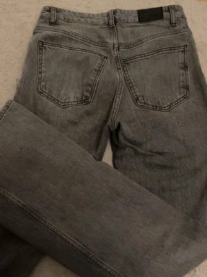 Gina tricot jeans - Säljer ett par grå jeans från Gina som är straight. 