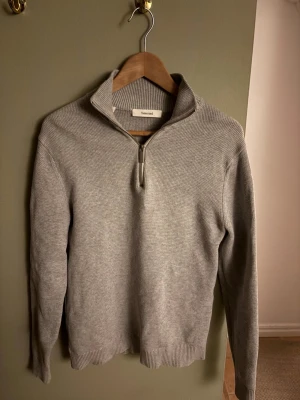 Grå quarter zip Selected sweater - En enkel och snygg sweater för dig som vill vara bekväm och stilren samtidigt. Skick är 10/10.