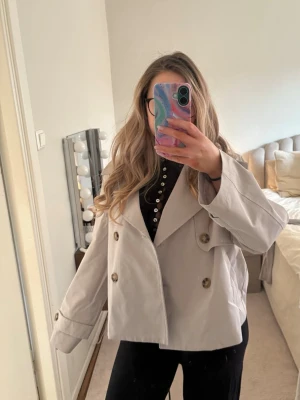  Trenchcoat  - Kall beige trenchcoat från Lager 157 storlek S. Aldrig använd men ingen prislapp kvar 