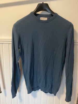 Stickad bomull tröja petrolblå - Väldigt snygg stickad tröja storlek S, priset kan diskuteras.