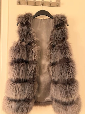 Grå fluffig pälsväst - Grå fluffig pälsväst