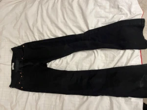 Svarta jeans - Svarta utsvängda  jeans från Gina tricot. Använd ett par gånger