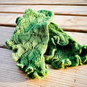 Jättefina handvirkade handledsvärmare! - Två stycken jättefina, unika, skogsgröna, handvirkade handledsvärmare med volangkant. Längd: 35 cm. I nyskick.