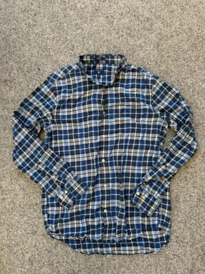 Rutig Gant skjorta | M - Gant skjorta | storlek: M | mycket bra skick | lite skrynklig men jättelätt att lösa med att stryka den | hör av er vid minsta lilla fråga eller fundering! 