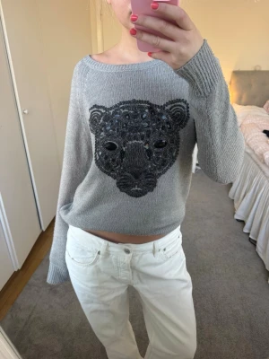 Puma tröja  - Tröja med en pärl puma på🖤