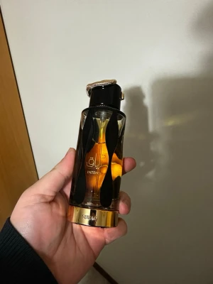 Lattafa Teriaq Intense - Eau de parfum från Lattafa Teriaq Intense erbjuder en långvarig doftupplevelse. Med 10 % till 20 % parfymolja är det en av de mest koncentrerade formuleringarna. För ännu längre hållbarhet kan du kombinera eau de parfum med dina favoritvårdsprodukter.  Toppnoter  Bergamott, Saffran  Mellannoter  Kanel, Plommonlikör  Basnoterna  tonkaböna, Bensoin, Bärnsten  90% kvar i flaskan. OBS! Original förpackning saknas!