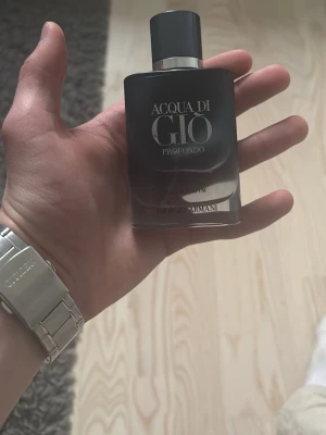 Acqua di Giò Profondo parfym 30/50ml - Säljer en Acqua di Giò Profondo parfym från Giorgio Armani. Flaskan är stilren i mörkblått glas med silverdetaljer och svart kork. Doften är fräsch och modern, perfekt för dig som gillar exklusiva och marina toner.